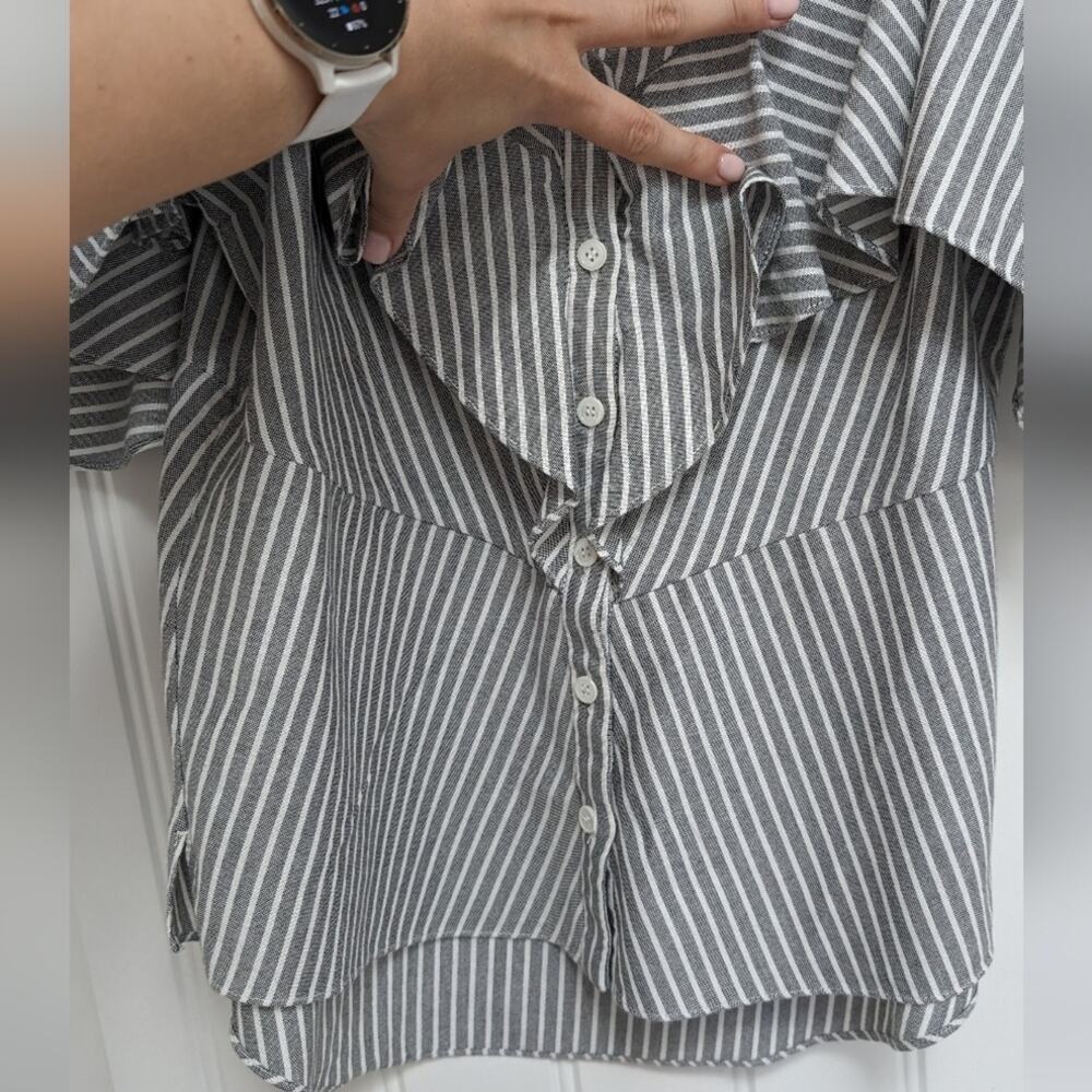 Veronica Beard Grant Cold Shoulder Gray/White V-Neck Button Striped Top, size 8 - Picture 5 of 8